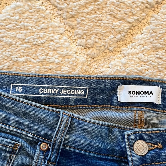 Distressed denim jeggings. Size 16 - Picture 2 of 6